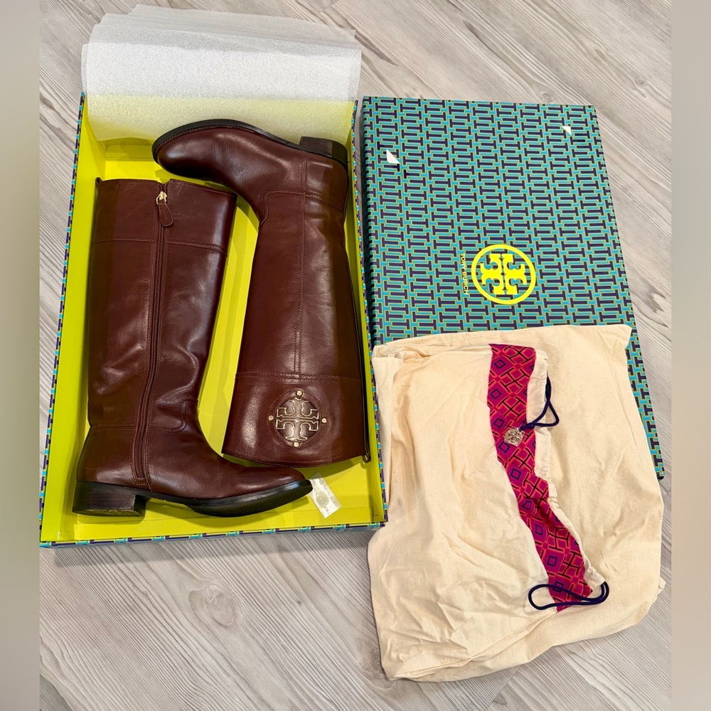 TORY BURCH Kiernan Almond Brown Galleon Leather Tall Logo Boots Size 7.5 EUC - Picture 3 of 17